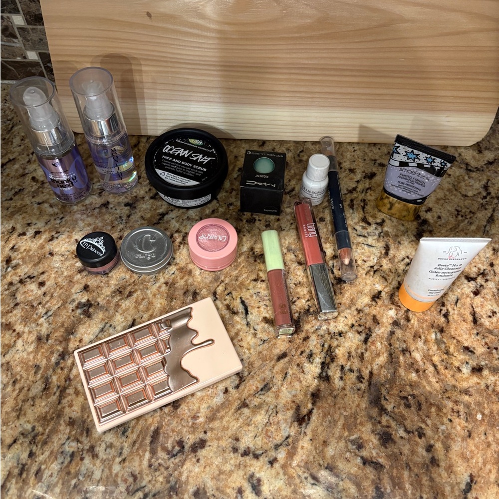 Lot of 14 new make up SMASH BOX, MAC AND MORE LOOK